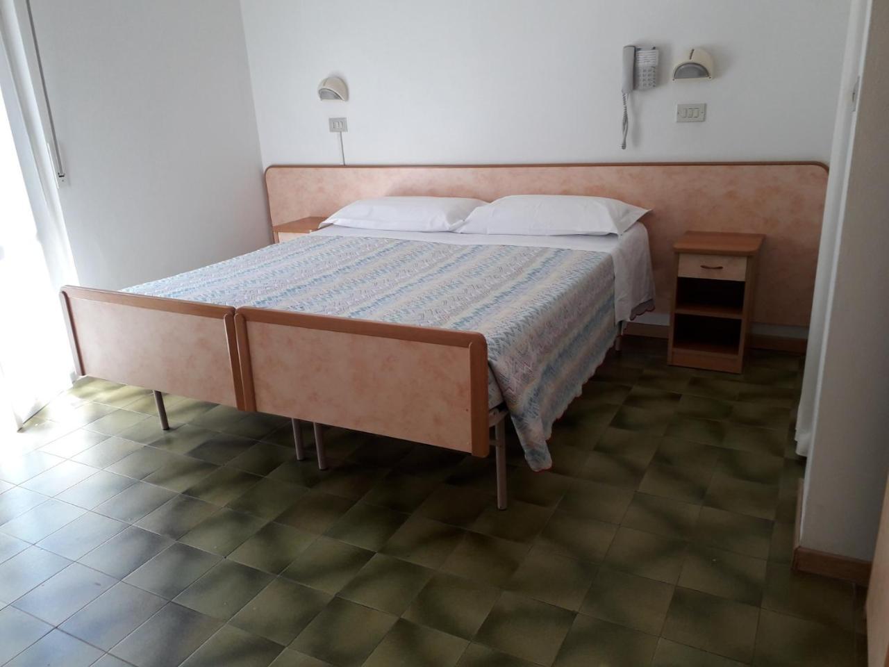 Hotel Lora Rimini Bagian luar foto